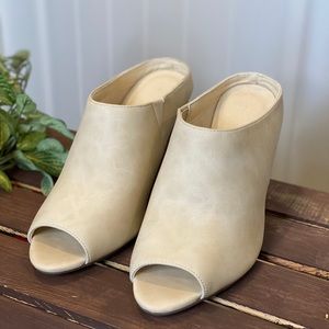 New!  Cute White Slip On Open Toed Wedge Heels